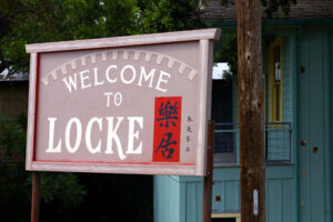 A town sign "Welcome to Locke" in English and Chinese letters.